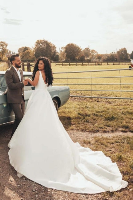 Robe de mariée simple en satin, sans manches, coupe trapèze avec fente latérale