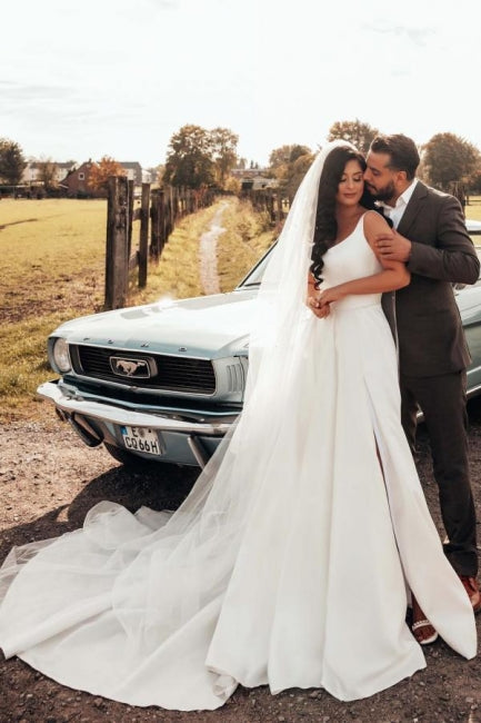 Robe de mariée simple en satin, sans manches, coupe trapèze avec fente latérale