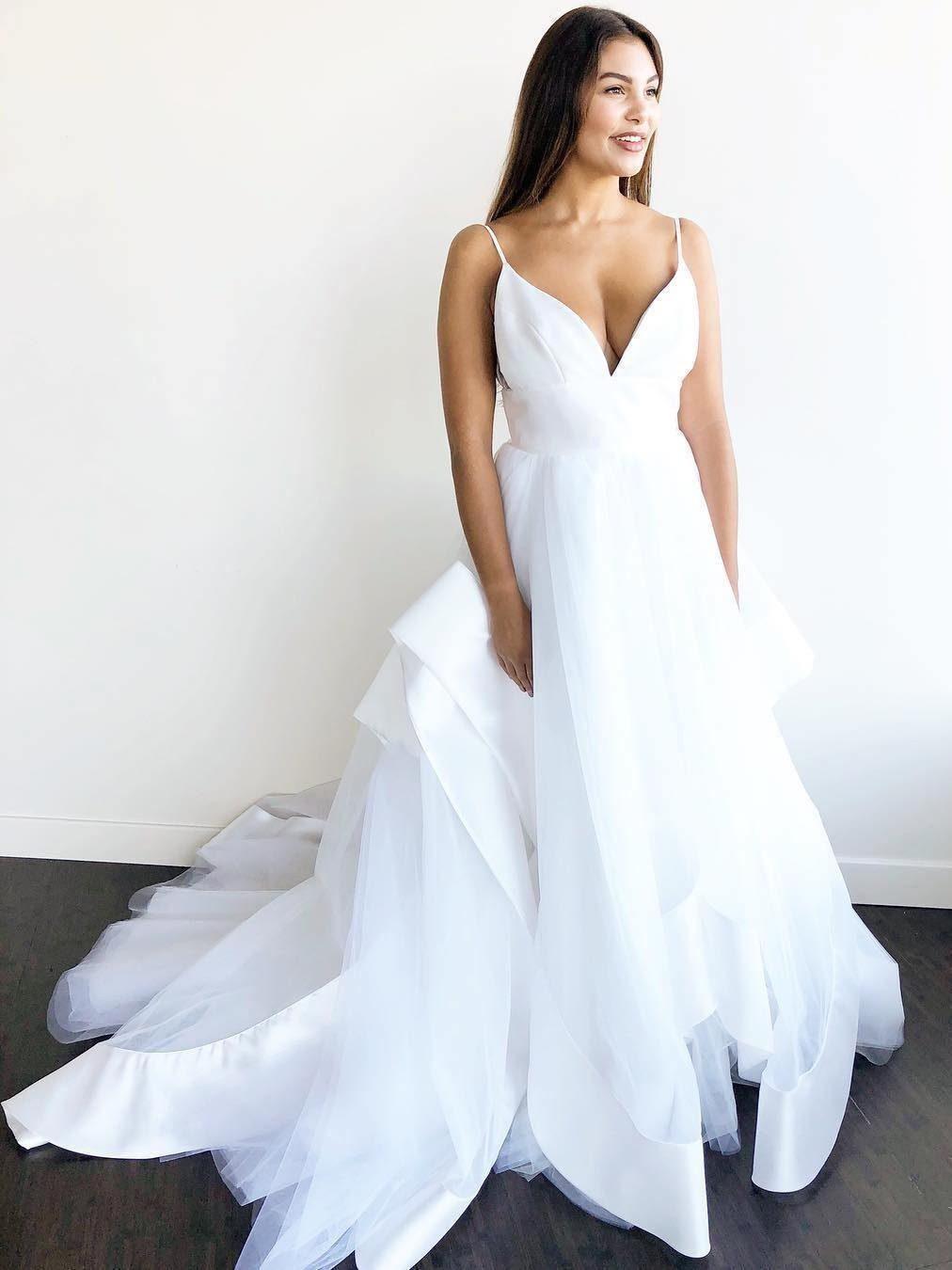 Robe de mariée longue ivoire simple en ligne A avec bretelles et décolleté en V, dos nu