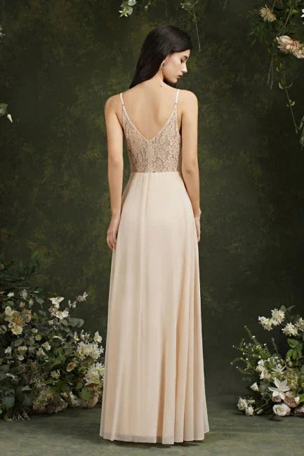 Abito da sera semplice color champagne in raso, senza maniche, con spalline sottili, linea a trapezio e balze