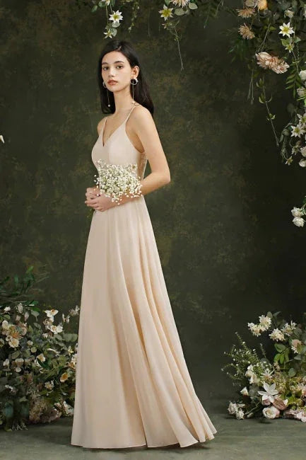 Abito da sera semplice color champagne in raso, senza maniche, con spalline sottili, linea a trapezio e balze