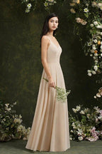 Abito da sera semplice color champagne in raso, senza maniche, con spalline sottili, linea a trapezio e balze