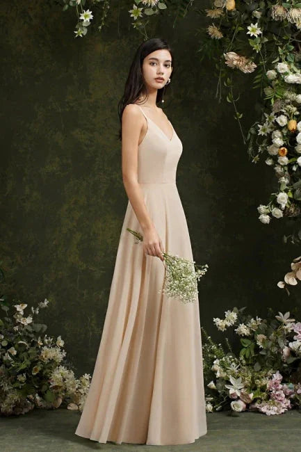 Abito da sera semplice color champagne in raso, senza maniche, con spalline sottili, linea a trapezio e balze