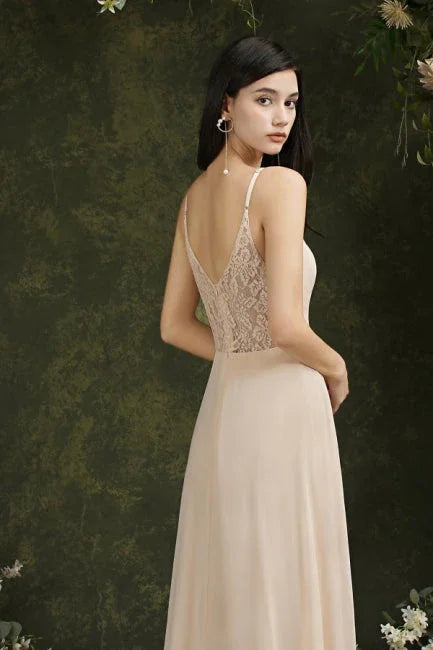 Abito da sera semplice color champagne in raso, senza maniche, con spalline sottili, linea a trapezio e balze