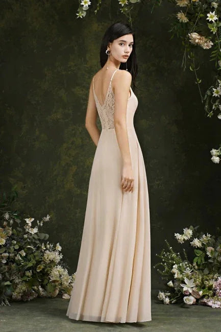 Abito da sera semplice color champagne in raso, senza maniche, con spalline sottili, linea a trapezio e balze