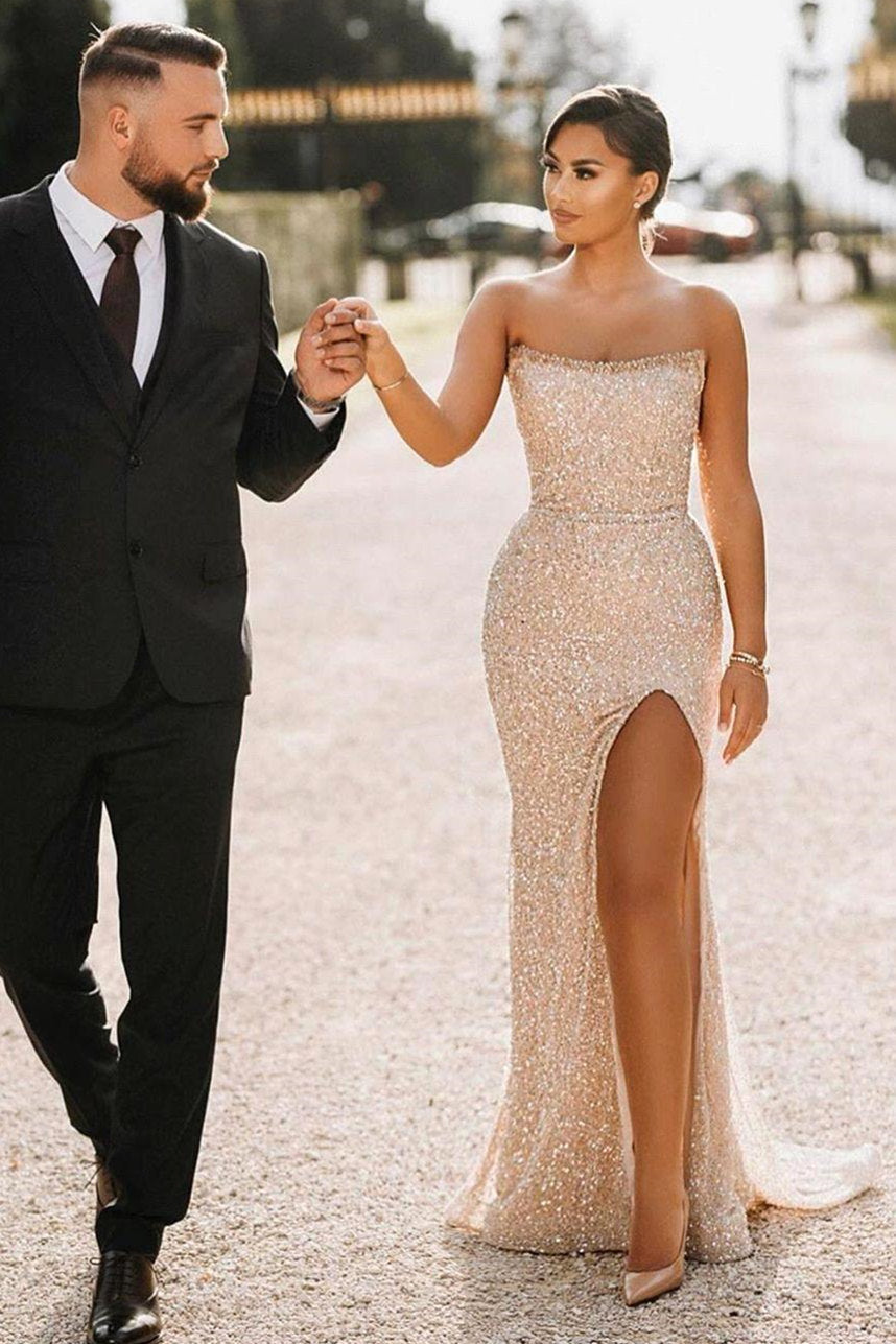 Abito lungo semplice color champagne senza spalline con paillettes a colonna e spacco