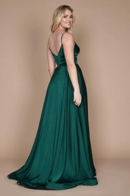 Vestido de fiesta sencillo de satén verde con tirantes finos, sin mangas y corte en forma de columna y volantes