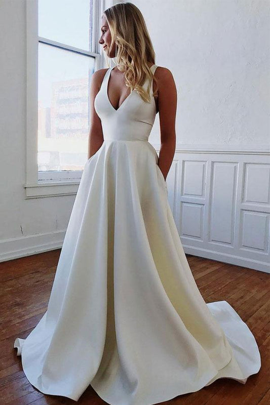 Vestido de novia sencillo de satén color marfil con escote en V y lazo