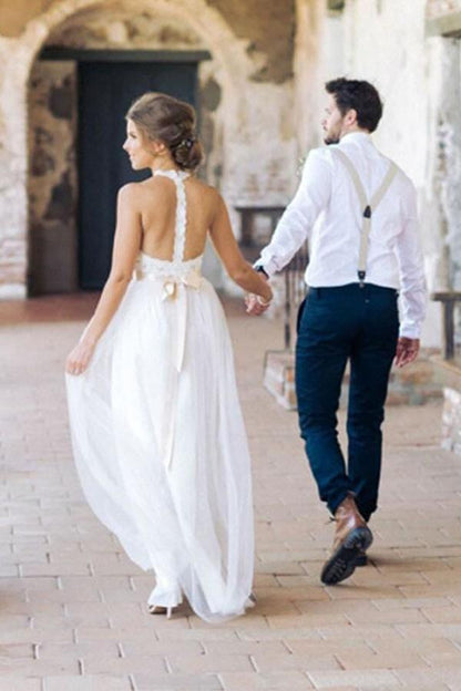 Schlichtes, ärmelloses, bodenlanges Brautkleid mit Spitzenoberteil und Juwelen