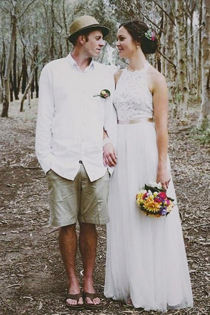 Schlichtes, ärmelloses, bodenlanges Brautkleid mit Spitzenoberteil und Juwelen