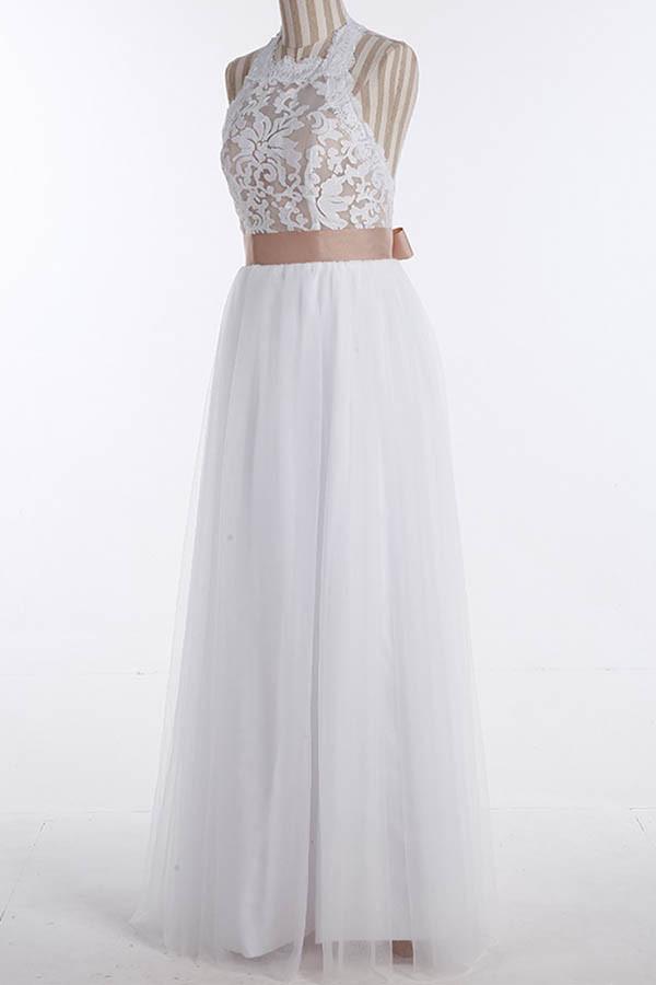 Schlichtes, ärmelloses, bodenlanges Brautkleid mit Spitzenoberteil und Juwelen
