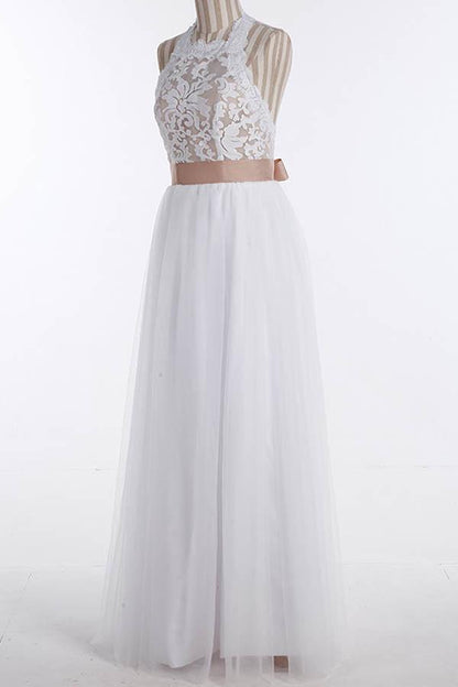 Schlichtes, ärmelloses, bodenlanges Brautkleid mit Spitzenoberteil und Juwelen