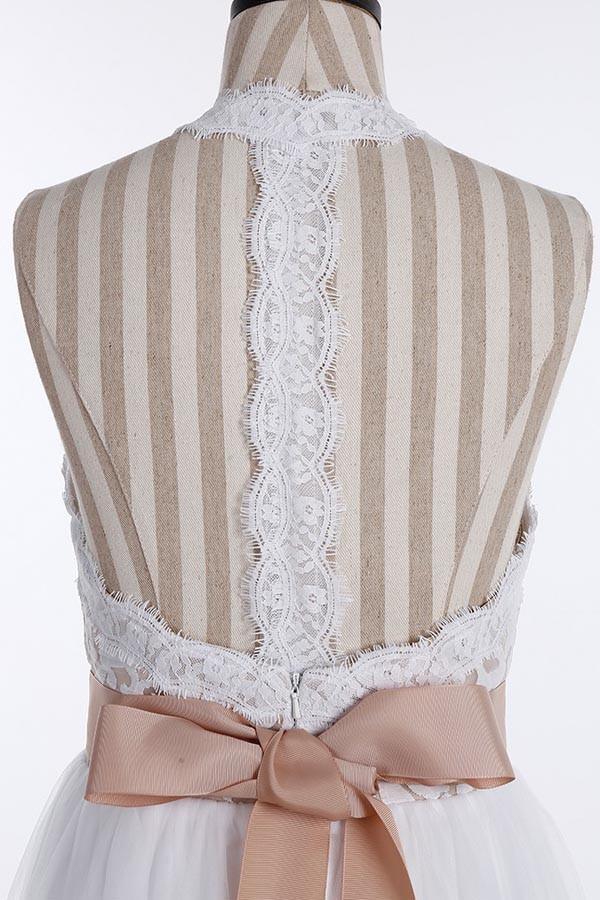 Schlichtes, ärmelloses, bodenlanges Brautkleid mit Spitzenoberteil und Juwelen