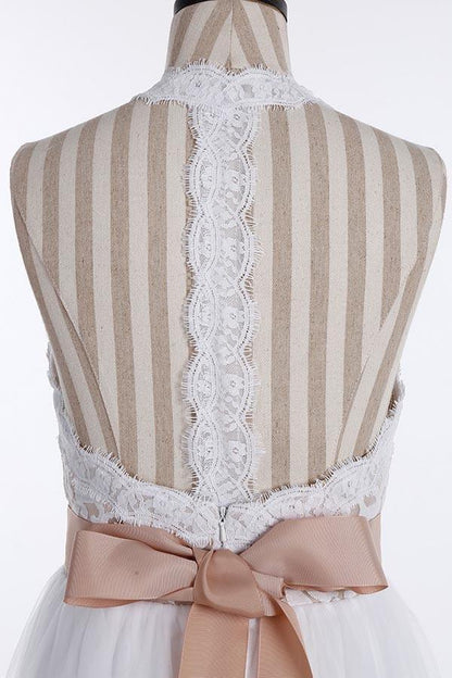Schlichtes, ärmelloses, bodenlanges Brautkleid mit Spitzenoberteil und Juwelen
