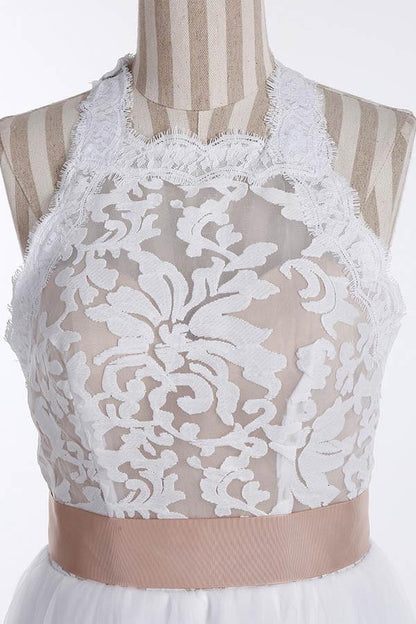Schlichtes, ärmelloses, bodenlanges Brautkleid mit Spitzenoberteil und Juwelen