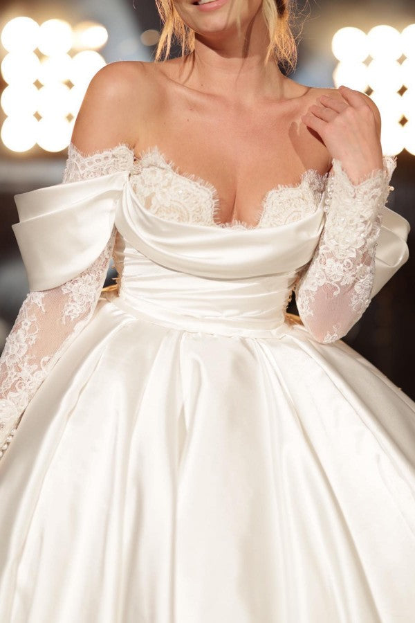 Vestido de novia sencillo de corte A largo, corte princesa, con hombros descubiertos, encaje satinado y mangas largas