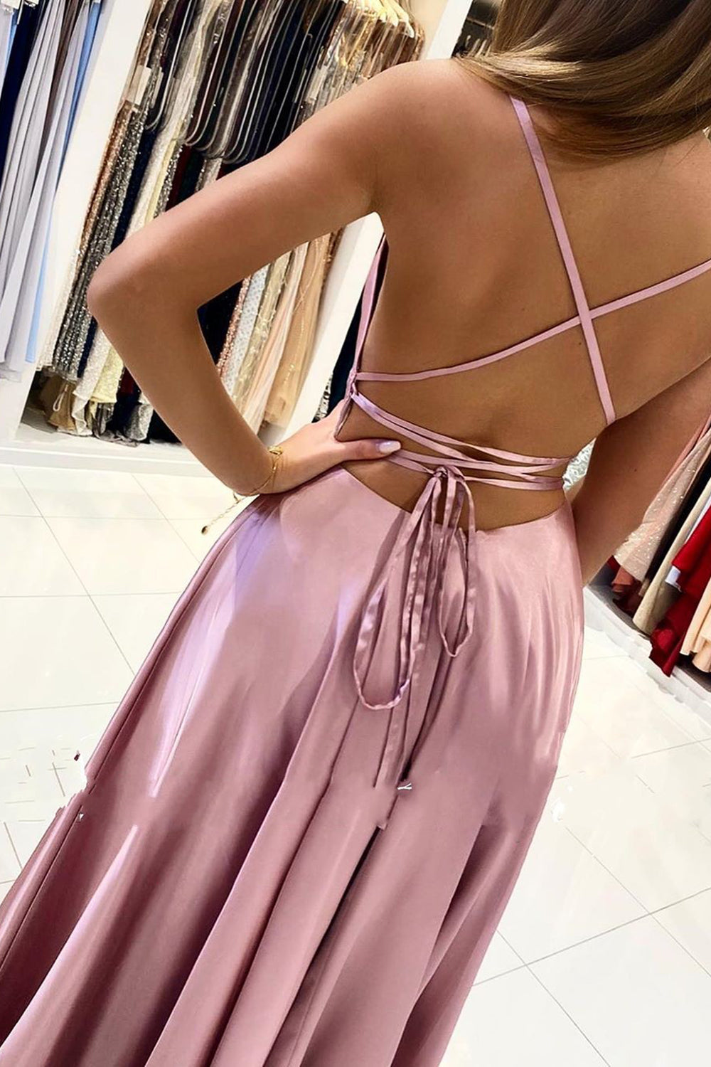 Vestido de fiesta sencillo largo de corte A con tirantes finos, espalda abierta y abertura