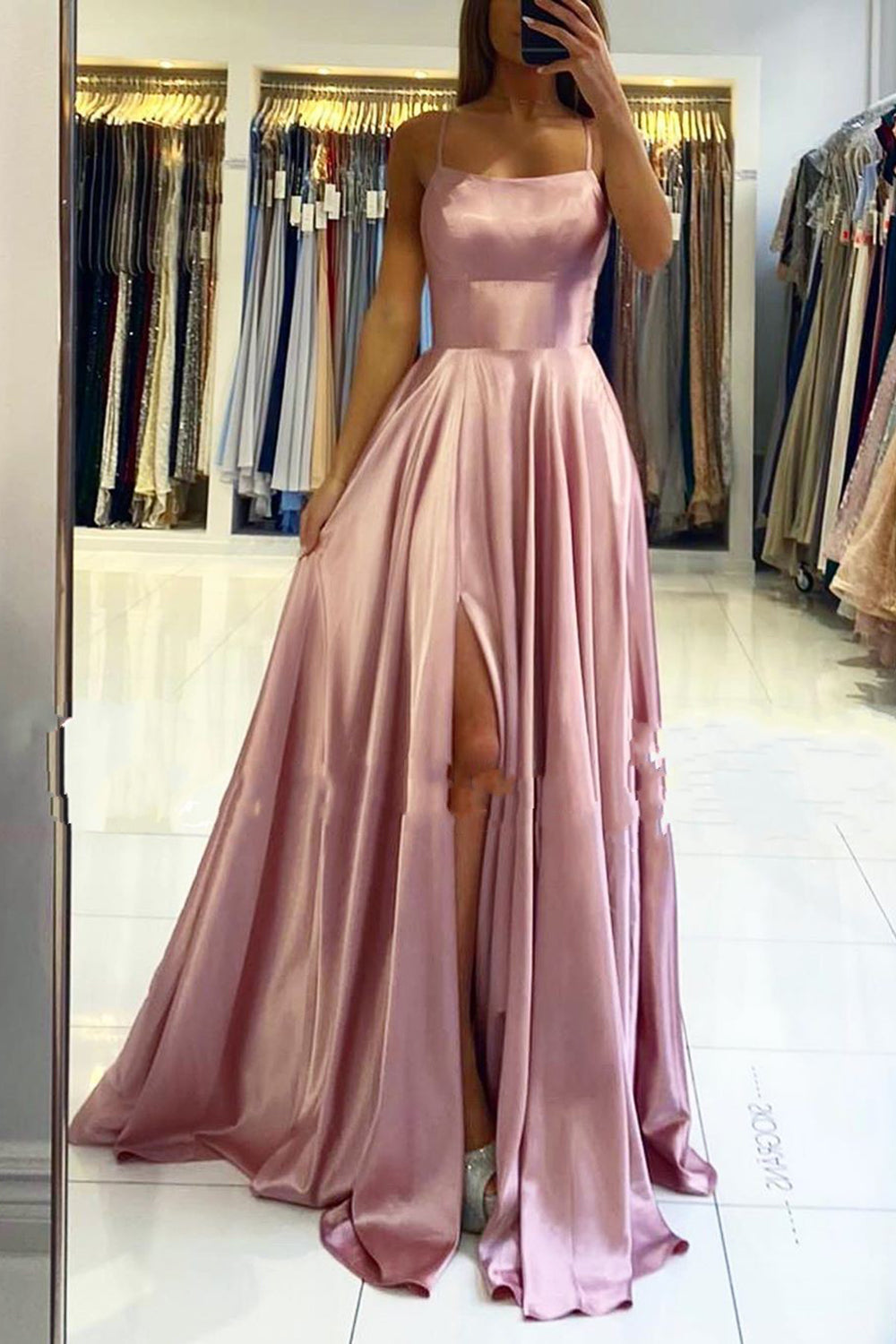 Vestido de fiesta sencillo largo de corte A con tirantes finos, espalda abierta y abertura