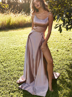 Schlichtes langes A-Linien-Ballkleid aus Satin mit Spaghettiträgern und offenem Rücken und Beinschlitz