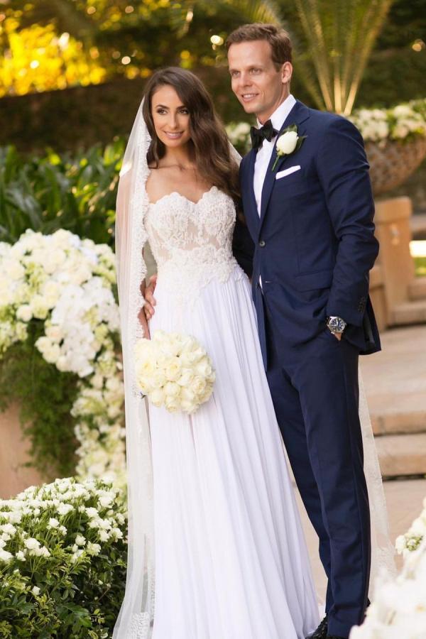 Robe de mariée longue simple en mousseline avec appliques en dentelle et décolleté en cœur, coupe évasée