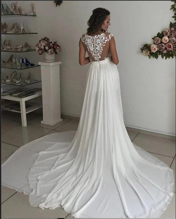 Robe de mariée simple longue en mousseline avec décolleté en V, dentelle et fente en ligne A