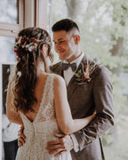 فساتين زفاف بسيطة طويلة على شكل حرف A برقبة على شكل V ودانتيل بدون ظهر