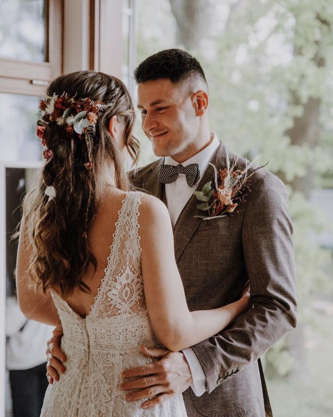 Robes de mariée simples longues en ligne A à col en V avec dos en dentelle sans dos