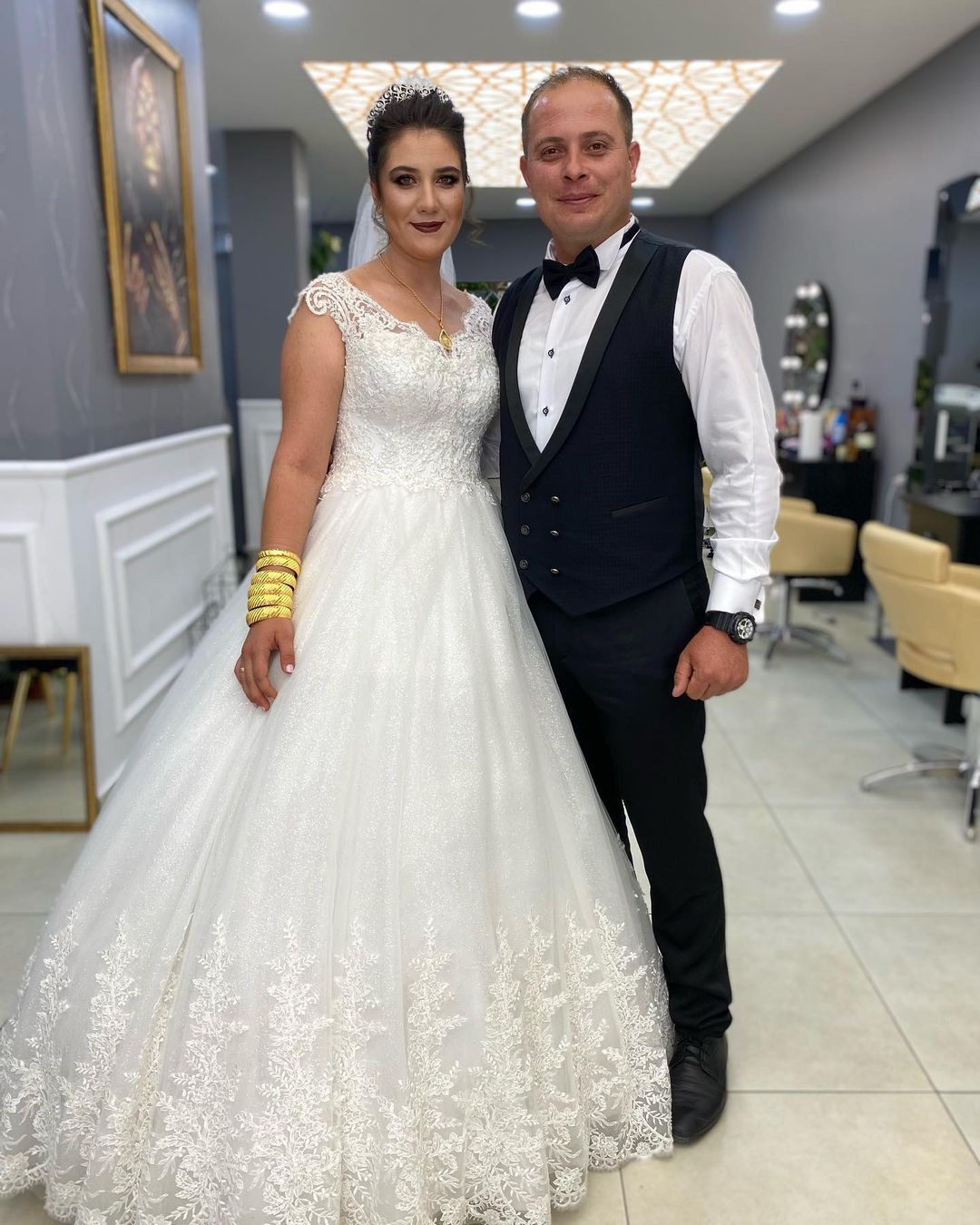 Robe de mariée simple longue en tulle avec dentelle, coupe évasée et col en V