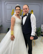 فستان زفاف بسيط طويل على شكل حرف A بياقة على شكل V من الدانتيل والتول