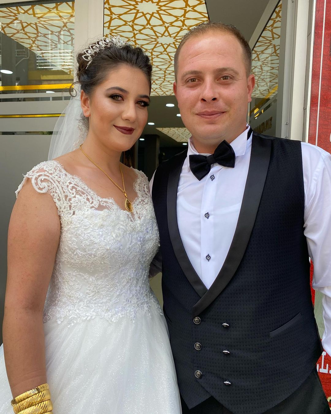 Robe de mariée simple longue en tulle avec dentelle, coupe évasée et col en V