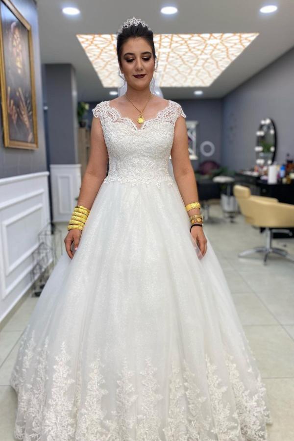 Robe de mariée simple longue en tulle avec dentelle, coupe évasée et col en V