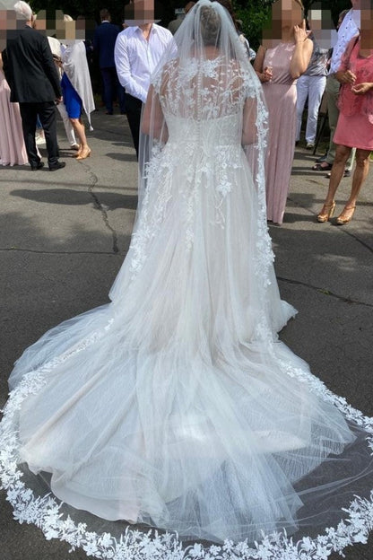 Vestidos de novia sencillos de corte A largo, escote en V y mangas largas con encaje