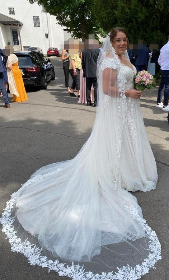 Vestidos de novia sencillos de corte A largo, escote en V y mangas largas con encaje