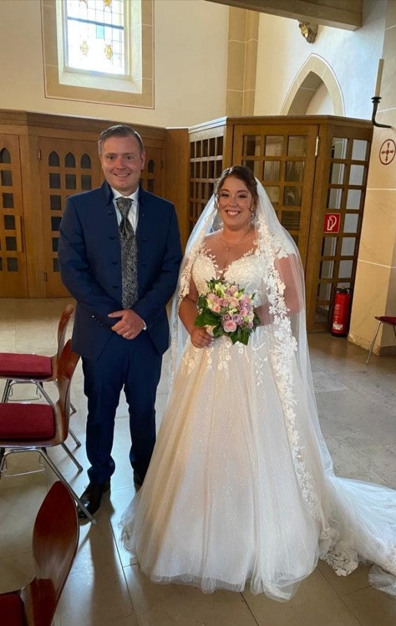 Vestidos de novia sencillos de corte A largo, escote en V y mangas largas con encaje