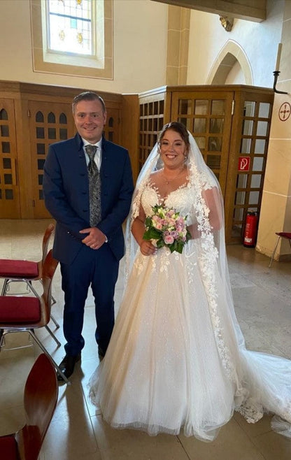 Vestidos de novia sencillos de corte A largo, escote en V y mangas largas con encaje