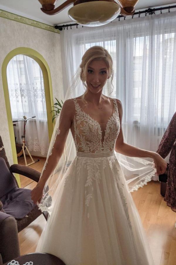 Robe de mariée simple longue en tulle avec jupe évasée, col en V et dos ouvert en dentelle