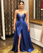 Schlichtes, langes, rückenfreies Ballkleid aus Satin in A-Linie mit V-Ausschnitt und Schlitz