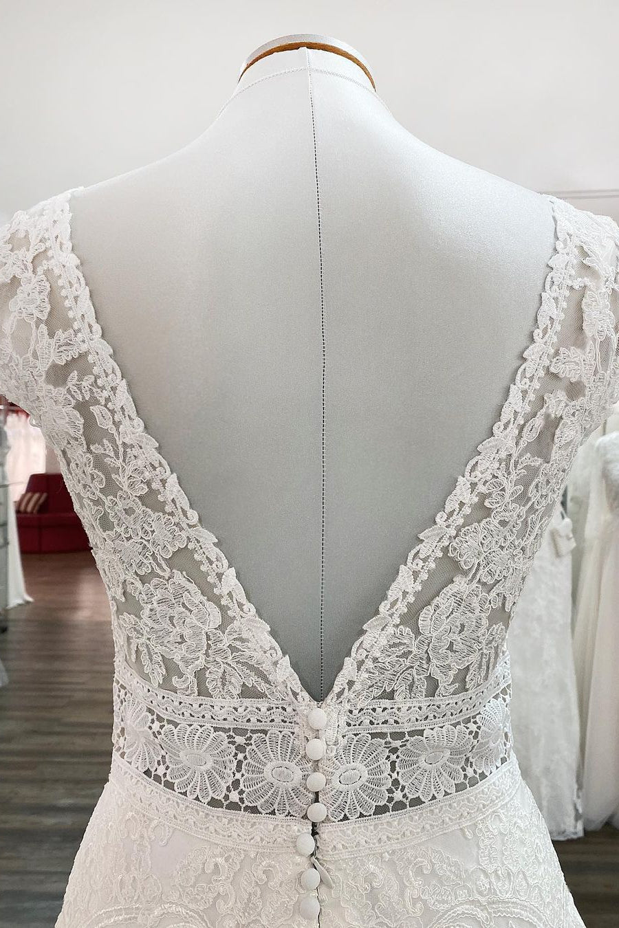 Robe de mariée simple longue en tulle avec appliques en dentelle et décolleté en V en ligne A