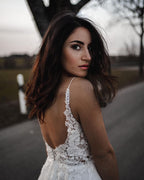 فستان زفاف بسيط طويل على شكل حرف A بياقة على شكل V وظهر مكشوف من التول