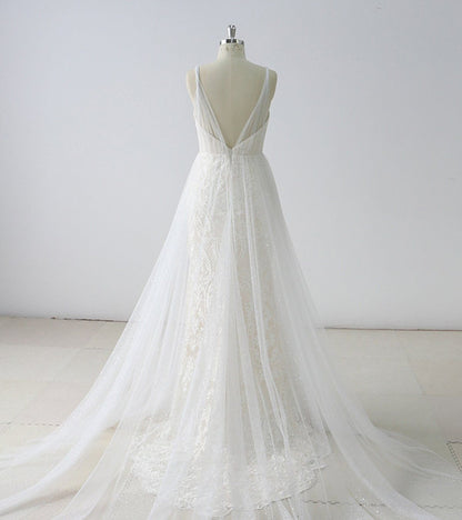Vestido de novia sencillo de tul con escote en V y corte A largo