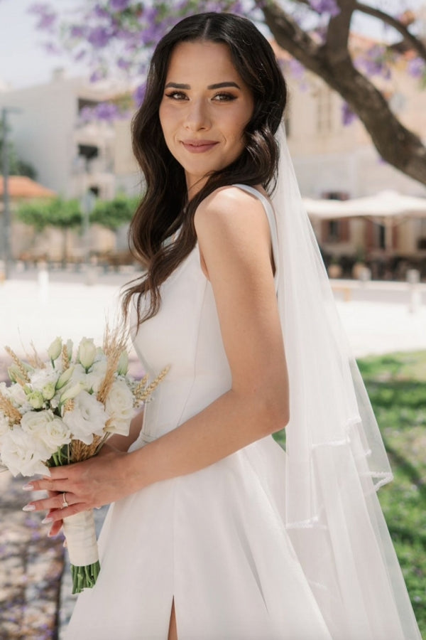 Schlichtes, langes, ärmelloses A-Linien-Brautkleid aus Tüll in Elfenbein mit Schlitz