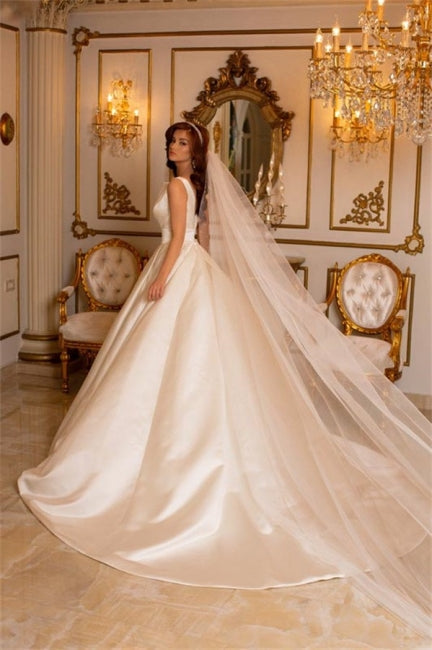 Vestido de novia sencillo, largo, color marfil, corte A, escote en V, satén, sin mangas y con cola