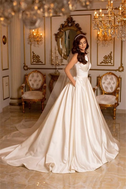 Vestido de novia sencillo, largo, color marfil, corte A, escote en V, satén, sin mangas y con cola