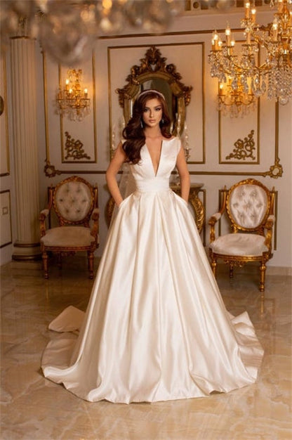 Vestido de novia sencillo, largo, color marfil, corte A, escote en V, satén, sin mangas y con cola