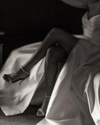 Schlichtes langes elfenbeinfarbenes ärmelloses A-Linien-Brautkleid mit V-Ausschnitt und Schlitz