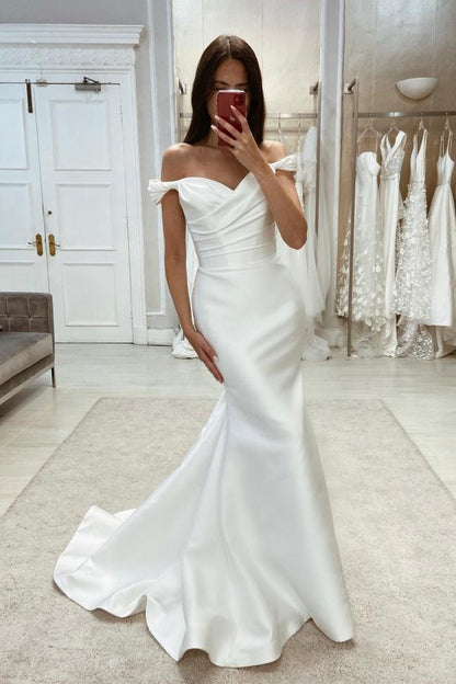 Vestidos de novia sencillos de satén con corte sirena largo y hombros descubiertos