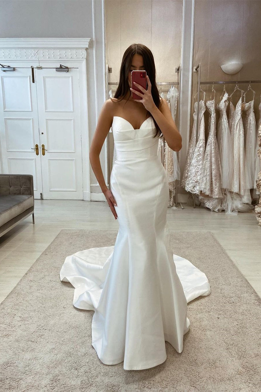 Robe de mariée longue simple en satin, sans manches, coupe sirène avec traîne
