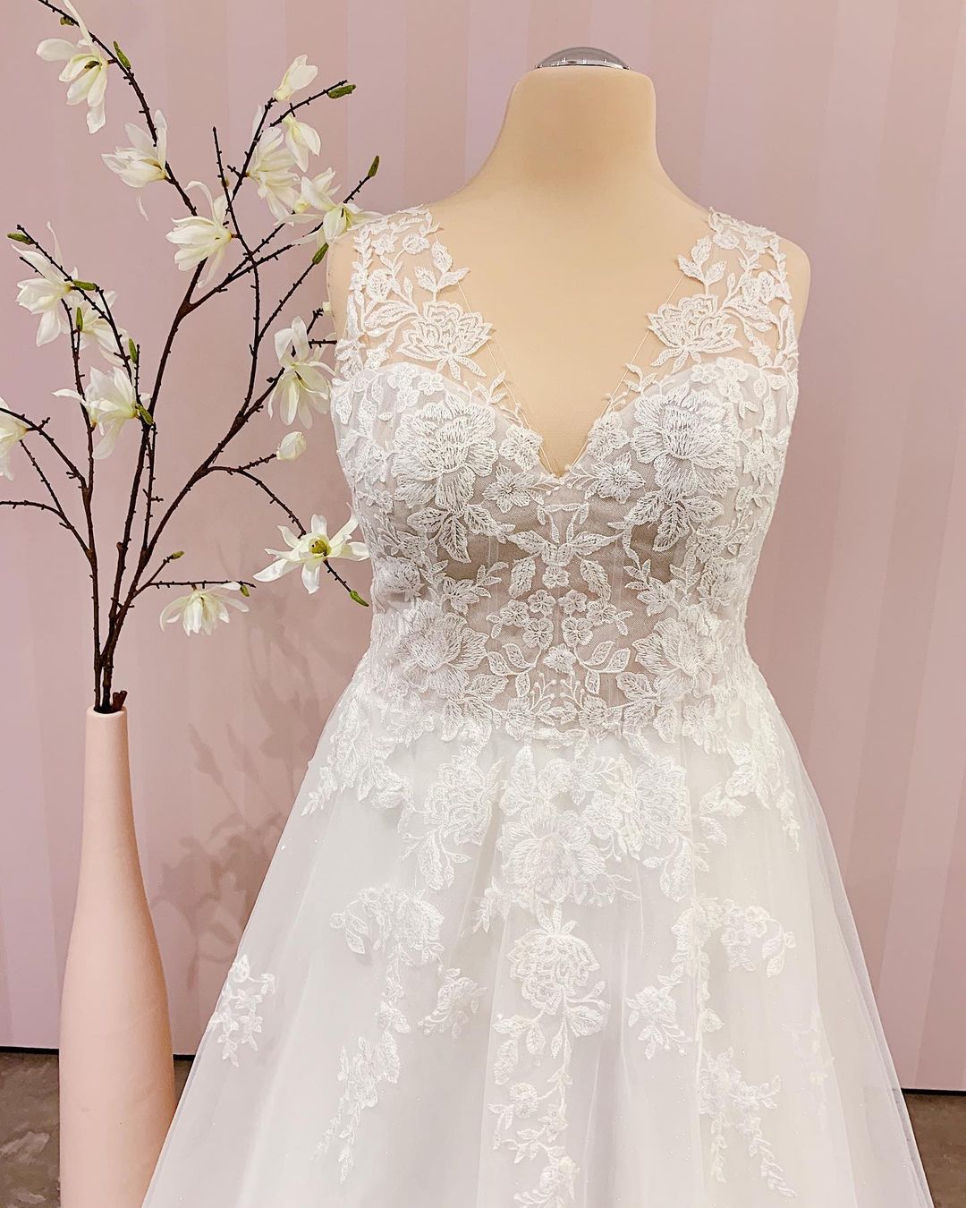 Vestido de novia sencillo, largo, con escote en V, corte A, espalda descubierta y apliques de encaje