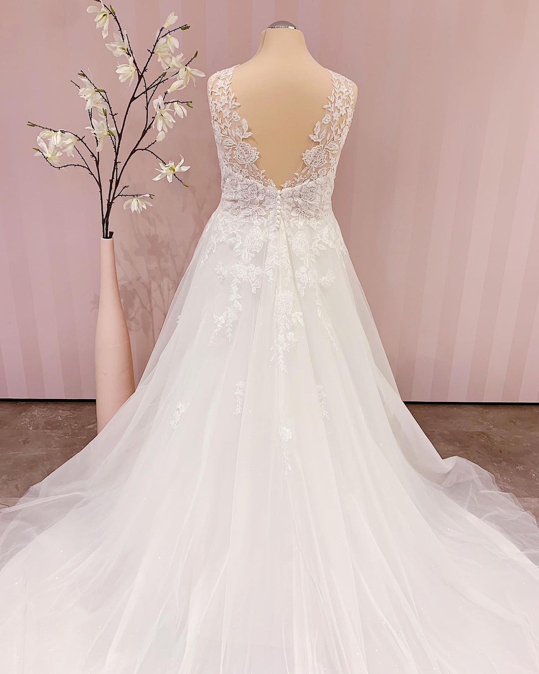 Vestido de novia sencillo, largo, con escote en V, corte A, espalda descubierta y apliques de encaje
