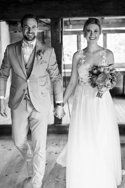 فستان زفاف أبيض بسيط طويل على شكل حرف A بياقة على شكل V بدون أكمام من التول والدانتيل مع فتحة جانبية